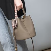 bolso de cubo de lujo para mujeres bolso de mano de cesta de verduras con decoracion de bufanda bolso de hombro suave de moda con dos correas para el hombro