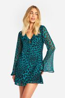 vestido mini de chifon fruncido con mangas de campana y estampado de leopardo verde