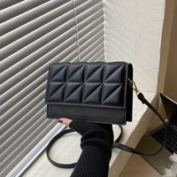 bolso de hombro cuadrado mini minimalista negro con patron de rombos a juego ideal para mujeres