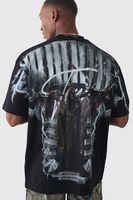 camiseta oversize con cuello extendido y estampado grafico gotico extremo negro