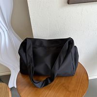 bolso de hombro de gran capacidad en color negro versatil y combinable con todo bolso cruzado sencillo para deportes