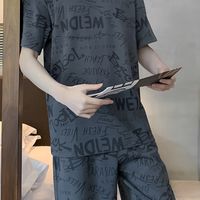 conjunto de pijamas casuales para el verano camiseta de manga corta y pantalones cortos sueltos con estampado creativo de letras para hombres comodos y de moda