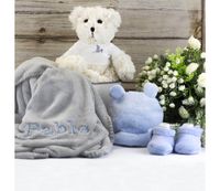 canastilla manta bordada oso peluche y conjunto gorro y calcetines azul