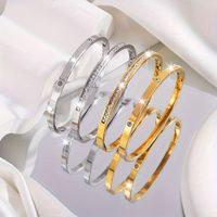 conjunto de 4 pulseras de acero inoxidable con incrustaciones de estras sencillas y elegantes ideal como regalo para tu mejor amiga en estas fiestas