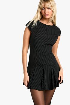 Vestido Mini Plisado Con Raya Diplomática Y Mangas Casquillo, Negro